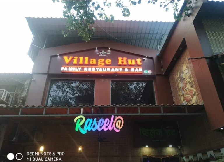 व्हिलेज हट येथे -रसीला डान्स बार सुरु.